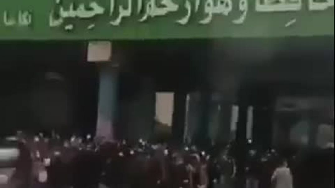 İranda Xameneinin portretinə partlayıcı atdılar